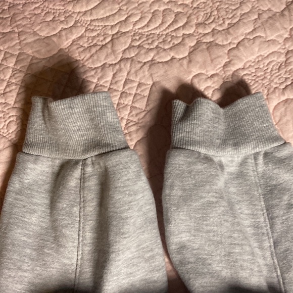 Champion kids small cargo sweatpants. No stains, no holes. Clean. Like new. - Picture 4 of 6